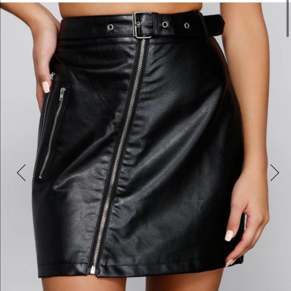 WINDSOR FAUX LEATHER BELTED MINI SKIRT NWT